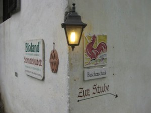 Mit dem Markenzeichen "Roter Hahn" garantiert der Südtiroler Bauernbund für hohe Qualität, Foto: Heiner Sieger