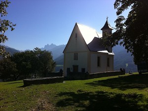 Kleine Kapellen, wie hier beim Moar zu Viersch am Keschtnweg, gehören in Südtirol zu vielen großen Höfen, Foto: Jutta Jauch-Sieger
