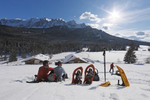 Pause mit Gratis Solarium während der Schneeschuh-Wanderung, die direkt am Karerhof startet, Foto: Frieder Blickle, Roter Hahn
