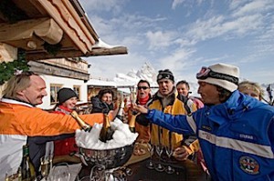 Sofie-Alm:Wo heute die Skifahrer schlemmen, saß früher oft der Luis bei der Hüttenwirtin und genoss den grandiosen Ausblick, Foto: Heiner Sieger