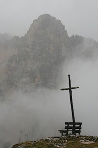 Mystisches Panorama im Reich von Prinzessin Dolasilla: Das Gipfelkreuz der Fanes-Hochalm.