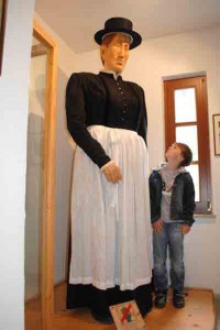 Der siebenjährige Johannes (1,36 Meter) neben einer originalgetreuen Nachbildung von Maria Fassnauer, der "Riesin von Tirol", die unglaubliche 2,40 Meter, groß war. - Foto: André Paul