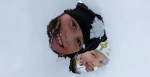 Die Jüngsten haben so richtig Spaß, ob auf der Piste (oben) oder im Ski-Kindergarten Bärenhöhle (unten).