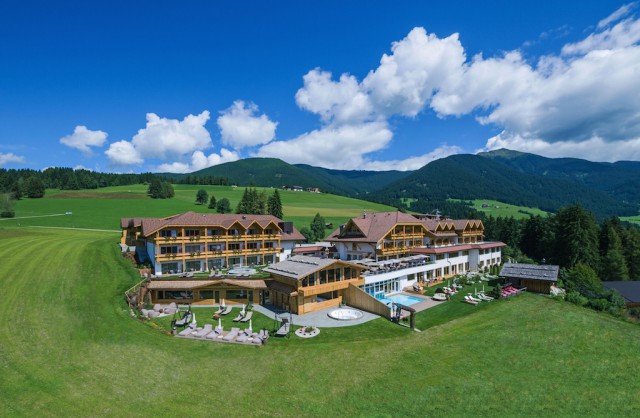 Hotel Alpen Tesitin liegt im Sonnendorf Taisten bei Welsberg auf einem weitläufigen, sonnigen Panoramaplateau, Foto: Belvita