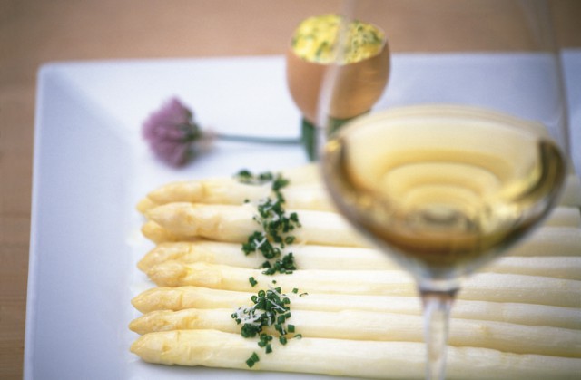 Bekannt sind die Terlaner Spargel, sie werden stechfrisch mit Bozner Sauce und Kartoffeln, Schinken und Parmesan serviert, dazu ein Glas trockener Weißwein; Foto: Frieder Blickle