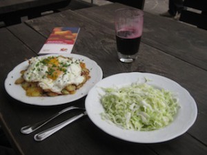 Wandern macht hungrig: Bratkartoffeln mit Speck, Spiegelei sowie selbst gemachtem Krautsalat und Johannisbeersaft; Foto: Heiner Sieger