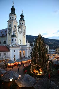 Zu Füßen des Doms lässt es sich zur Weihnachtszeit  herrlich bummeln.  Foto: Tourismusverein Brixen