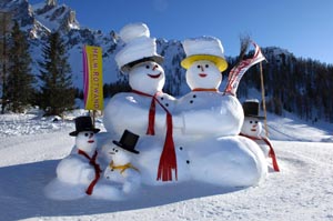 Diese Schneemannfamilie hat gut lachen: In Kürze beginnt die Skisaison. - Foto: H. Rier
