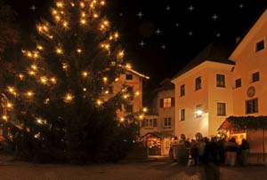 Ein festlich geschmückter Christbaum ziert die Ortsmitte von Sarnthein. Foto: Tourismusverein Sarntal