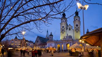 Auch für eine größere Menschenmenge geeignet ist der große Platz vor dem Dom.Foto: Tourismusverein Brixen