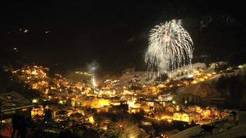 Das Silvester-Feuerwerk in St. Ulrich hinterlässt einen nachhaltigen Eindruck. - Foto: Val Gardena-Gröden Marketing