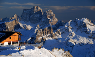 Willkommen auf dem Dach der Dolomiten: Rifugio Lagazuoi, Foto: Ralf Glaser