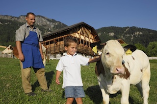 Für Kinder bieten die Südtiroler Bauernhöfe viele Tiere als Spielgefährten, Foto Frieder Blickle/"Roter Hahn"
