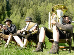 Alm-Musik ganz lässig beim „Tallner Sunntig“ auf der „Gompmalm“, Foto: Tourismusverein Schenna