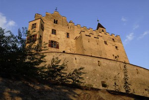 Im Schloss Bruneck werden Bergvölker aus Asien, Afrika, Südamerika und Europa vorgestellt. - Foto: Udo Bernhart
