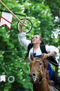 Viel Mut gehört dazu, wenn die Reiter und Reiterinnen im fliegenden Galopp versuchen, einen 2,5 Meter langen Holzstab durch hängende Ringe zu stechen. - Foto: Seiser Alm Marketing