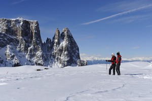 Auch Schneeschuhwanderer sind auf der Seiser Alm immer willkommen. Der Blick auf den Schlern ist ein Erlebnis für sich - Foto: Seiser Alm Marketing/Laurin Moser