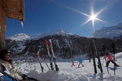 Zahlreiche Bauernhöfe von „Roter Hahn“ liegen nahe einer Skipiste und bieten für die ersten Schneepflüge von Ski-Zwergerln top Bedingungen. Foto: MGM/Frieder Blickle