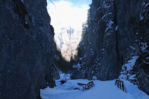 Gänsehaut-Schlucht mit Eisfelsen und spektakulären Ausblicken: Der Serrai di Sottoguda, Foto: Heiner Sieger