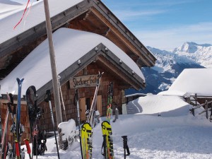 Die Fleckner-Hütte im Skigebiet von Ratschings auf exakt 2100 Metern lädt ein zum Einkehrschwung.