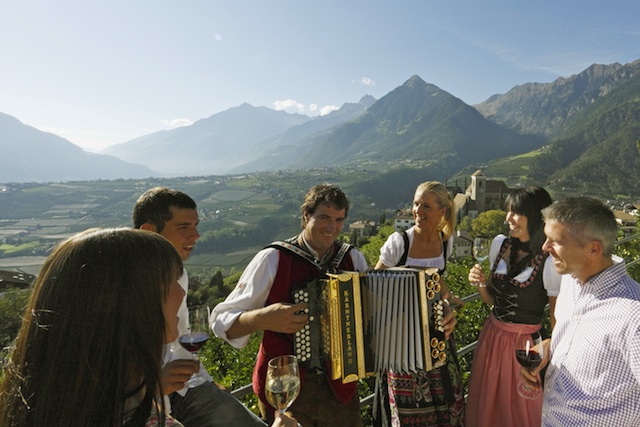 Regionale Kuche und Musik bei Schennas „Dorfkuchl“, Foto-Tourismusverein Schenna