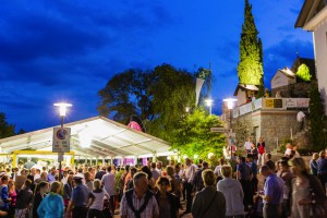 Eine laue Nacht, gute Musik und Südtiroler Schmankerl sind die Zutaten der „Sommerabende“ jeweils mittwochs im Zentrum von Schenna. Bildnachweis- Tourismusverein Schenna