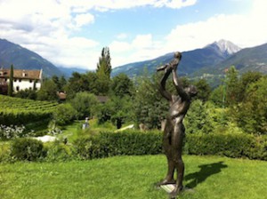 Skulptur im Garten des Gutshofs Kränzel in Algund bei Lana; Foto Heiner Sieger