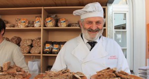 Richard Schwienbacher, Bio-Bäcker aus dem Ultental ist einer der typischen Anbieter Südtiroler Qualitätsprodukte auf dem Bozener Genussfestival; Foto: Heiner Sieger