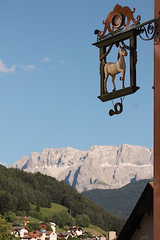 Hotel-Wappen: Das Cavallino Bianco hat direkten Zugang zum UNESCO-Weltnaturerbe Dolomiten; Foto: Heiner Sieger