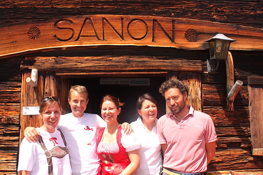 bei uns schmeckt's gut: Die netten Wirtsleute von der Sanon-Hütte auf der Seiser Alm; Foto: www.schönessüdtirol.de/Heiner SIeger