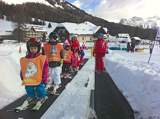 Skizwergerl in der Laurin-Skischule; Foto: Heiner Sieger