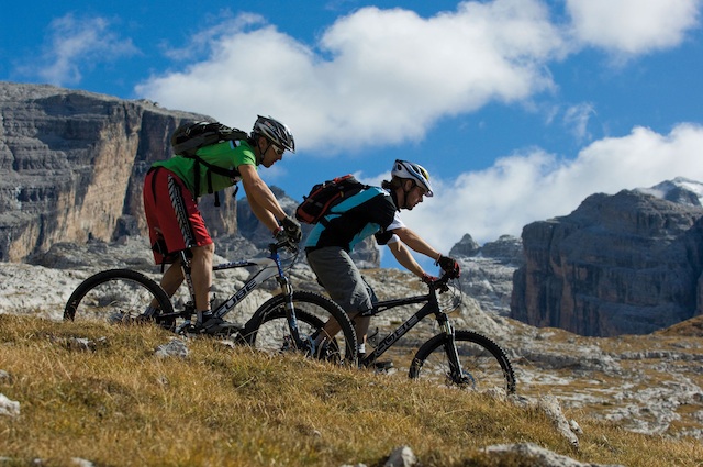 Bei der Dolomiti Lagorai MTB Challenge fahren immer zwei Mountainbiker im Team, Foto: Trentino