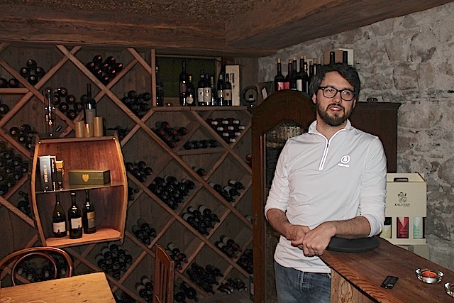 Junior-Chef Philipp Tolpeit im Weinkeller des Hauses, Foto, Heiner Sieger