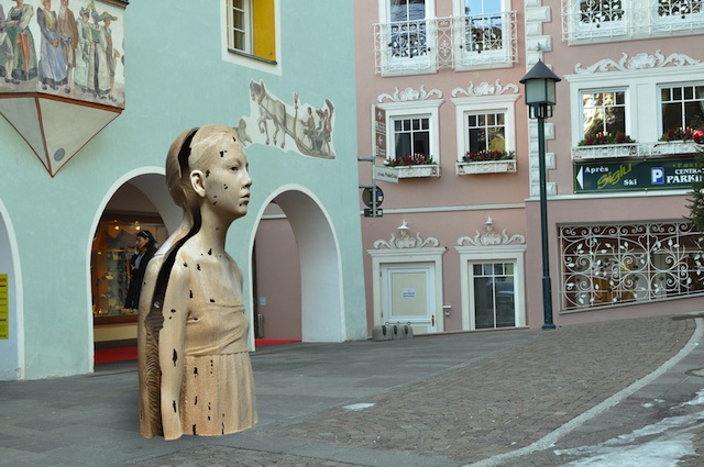 Während der Grödner Biennale zieren moderne Holzskulpturen die Fußgängerzone von St.Ulrich.