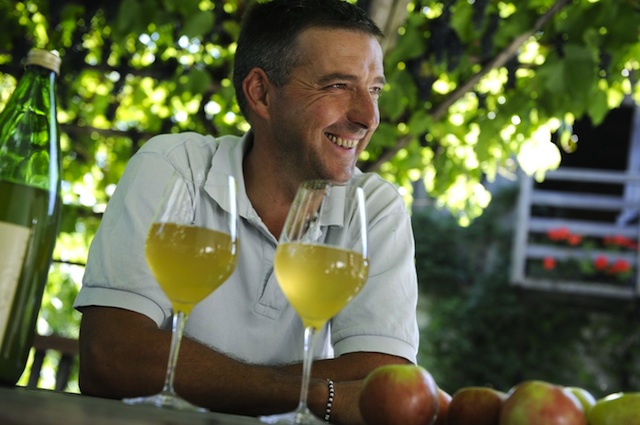 Norbert Blasbichler vom Radoarhof trinkt am leibsten seinen eigene Apfelsaft, Foto: SMG, Max Lautenschläger