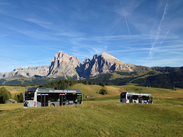 Wasserstoffbusse vor dem Langkofel: Südtirol ist in Europa regionaler Vorreiter beim Einsatz der Wasserstof-Technologie, Foto: BLS