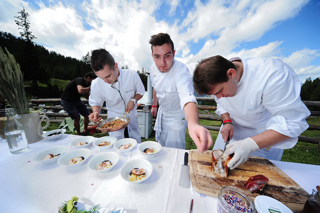 Beim Food Event „the-unplugged-taste" verwohnen sechs Sudtiroler Top-Köche ihre Gaste auf der Gompm-Alm oberhalb von Schenna, Foto: Gompm-Alm, Andreas-Marini