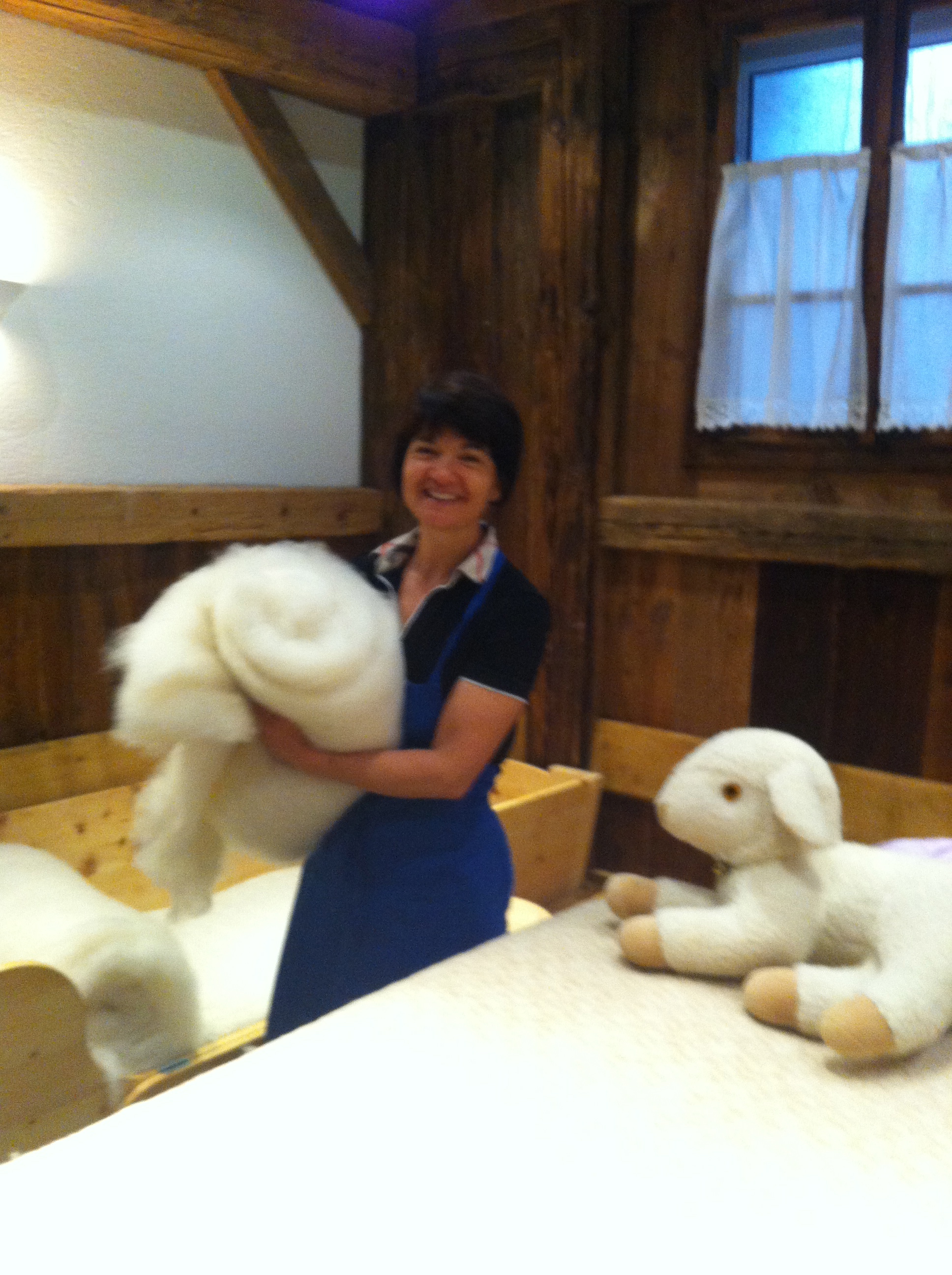 Margit Rottensteiner behandelt ihre Gäste am Weidacherhof  mit wohltuender Wolle, Foto: Weidacherhof