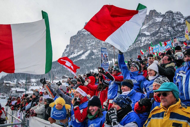 Begeisterung am Rand der Piste bei den Weltcup-Rennen in Alta Badia; Foto: Dolomiti SuperSki/Press Alta Badia