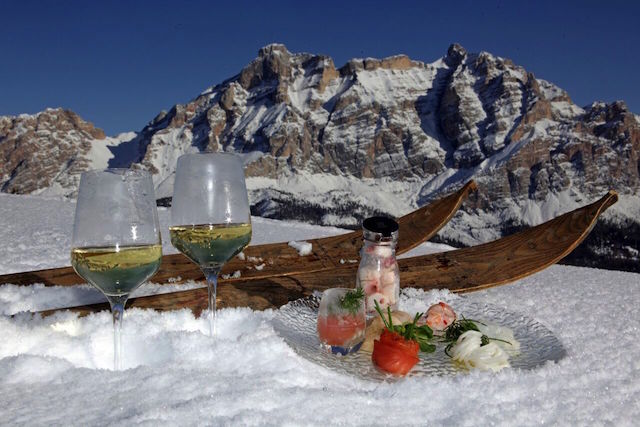 Auf den Hütten der Dolomiten lockt Genuss umgeben von bizarren Gipfeln; Foto: Dolomiti Superski/Press Alta Badia
