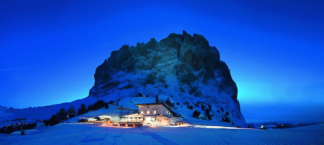 Romantisch: Die Comici-Hütte am Langkofel bei winterlicher Abenddämmerung; Foto: Dolomiti SuperSki/Press Alta Badia