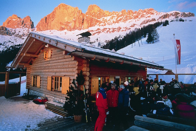 Sehr eng, aber sehr freundlicher Service und feine Küche bietet die Masarè-Hütte im Skigebiet Carezza, direkt unter dem Rosengarten, Foto: Heiner Sieger