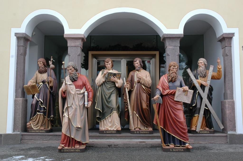 Eine Gruppe mit Aposteln – geschnitzt in der Werkstatt Stuflesser in Gröden.