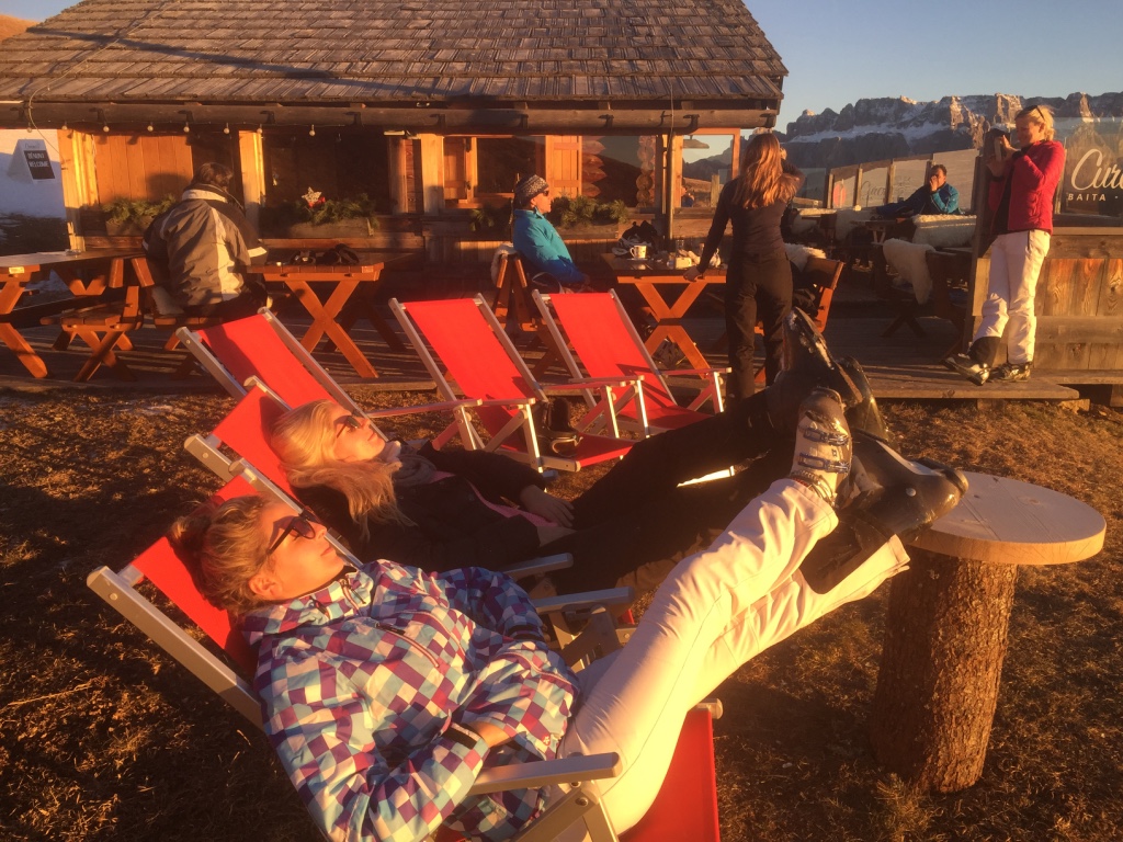 Die letzten Sonnenstrahlen eines erfüllten Skitages sind die Schönsten - zu genießen auf der Curona-Hütte an der "La Longia"-Piste nach St. Ulrich; Foto: schönessüdtirol.de/Heiner Sieger