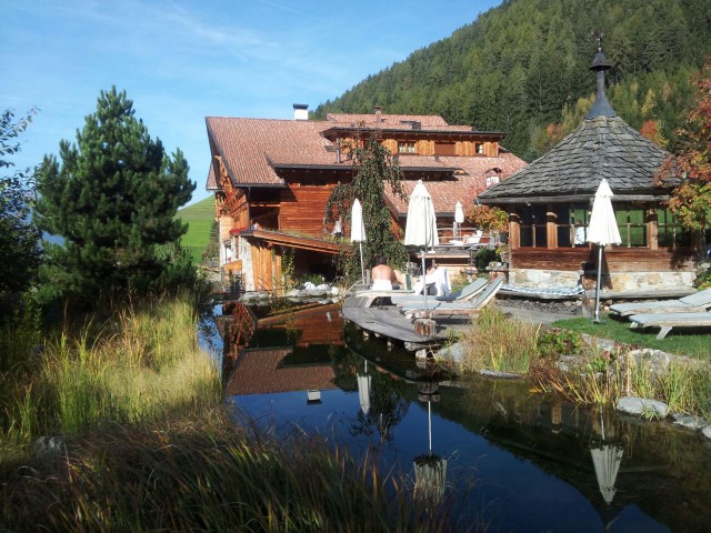 Schwitzhütte, Naturteich und Bachwasserfall bietet der Lüsener Hof im Südtiroler Lüsener Tal, Foto: Heiner Sieger