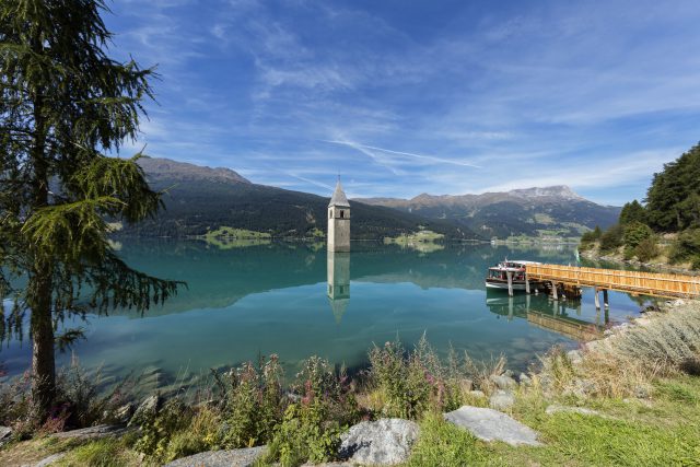 Mit sechs Kilometern Länge und 120 Millionen Kubikmeter Stauvolumen ist der Reschensee Südtirols größter Wasserspeicher. Foto Vinschgau Marketing/Frieder Blickle