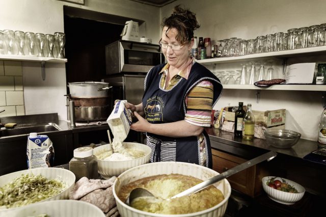 Auf der Preghena-Alm können Urlauber mit der Bäuerin alte Rezepte kochen; Foto: Danile Lira